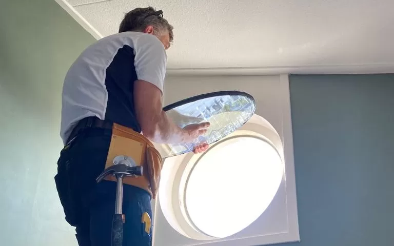 Bouwbutler Rene vervangt rond op maat gemaakt isolatieglas. Zodat de woning weer optimaal geïsoleerd glas heeft. Ook voor dit soort klussen kunt u Bouwbutler Rene benaderen.